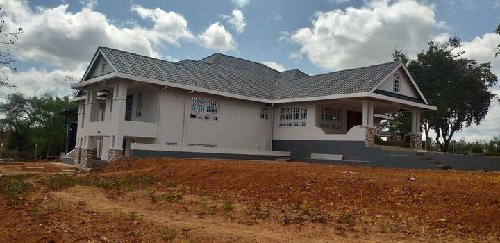 Side elevation of an L-shaped bungalow