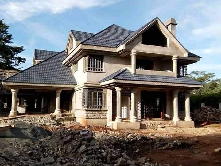 Roofed residence with a colonnade in the finishing stage